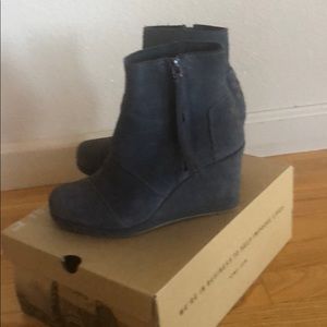 TOMS desert wedge high. Dark gray 6